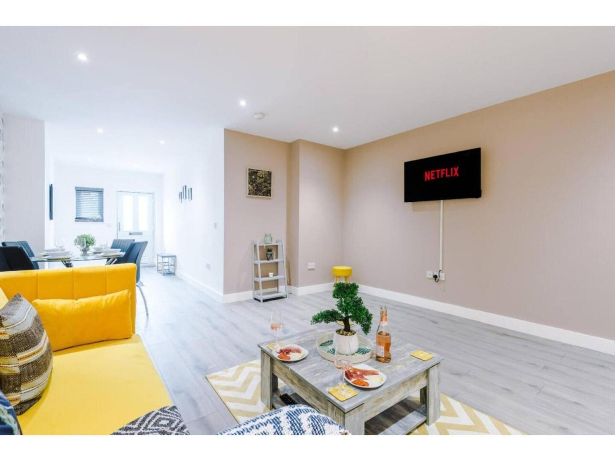 The Ecclesian Deluxe Apartments Near Trafford Centre Eccles Train Station Манчестър Екстериор снимка