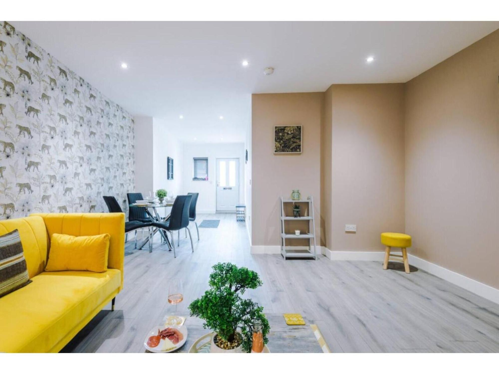 The Ecclesian Deluxe Apartments Near Trafford Centre Eccles Train Station Манчестър Екстериор снимка