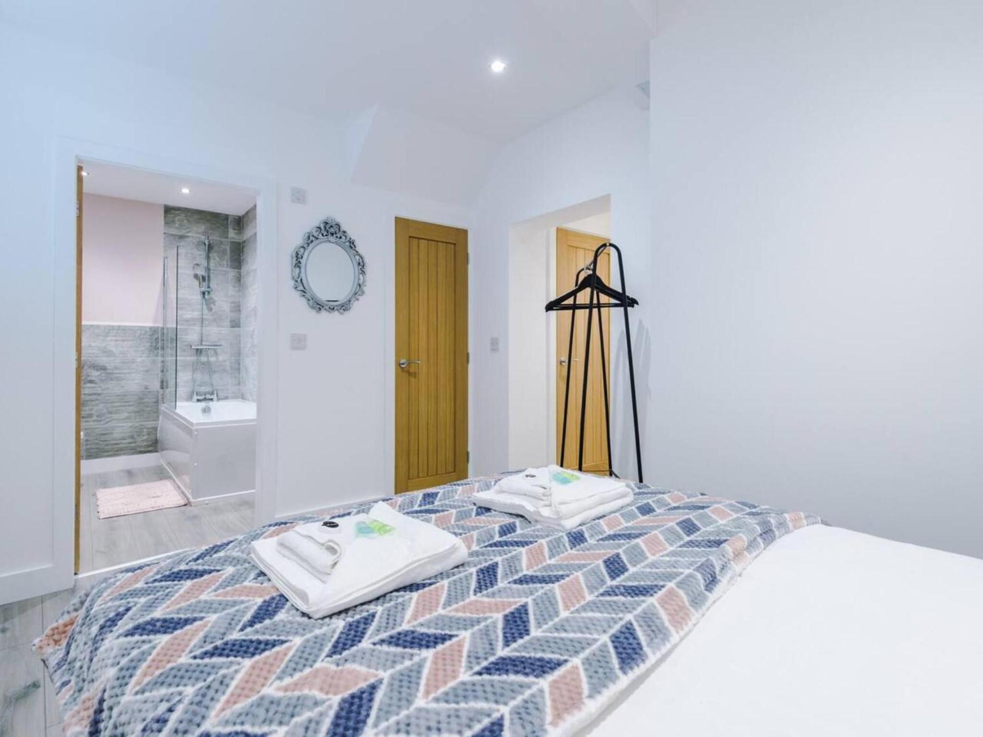The Ecclesian Deluxe Apartments Near Trafford Centre Eccles Train Station Манчестър Екстериор снимка
