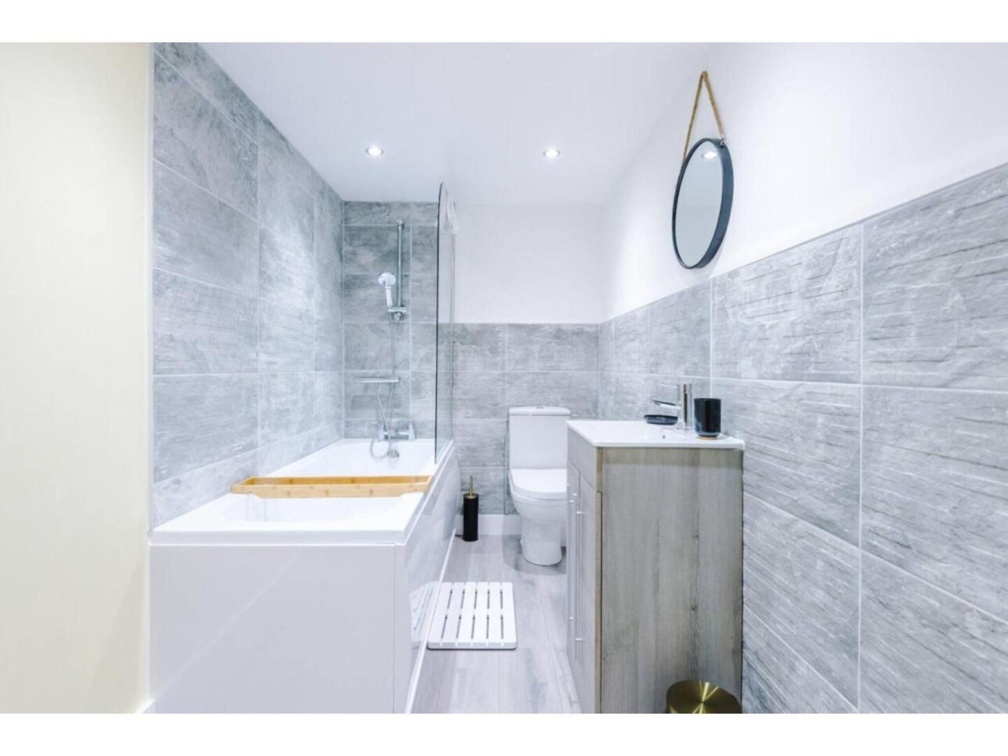 The Ecclesian Deluxe Apartments Near Trafford Centre Eccles Train Station Манчестър Екстериор снимка