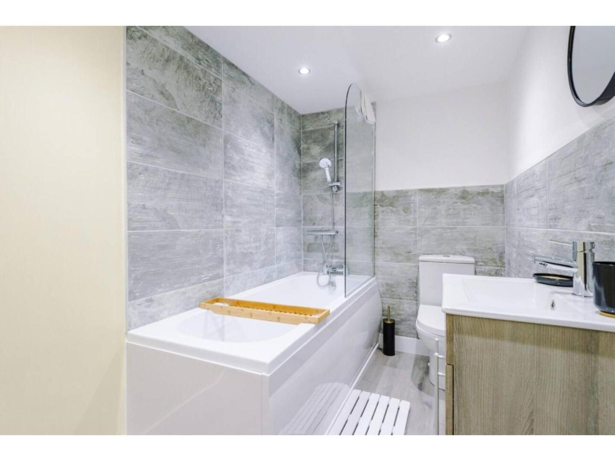 The Ecclesian Deluxe Apartments Near Trafford Centre Eccles Train Station Манчестър Екстериор снимка