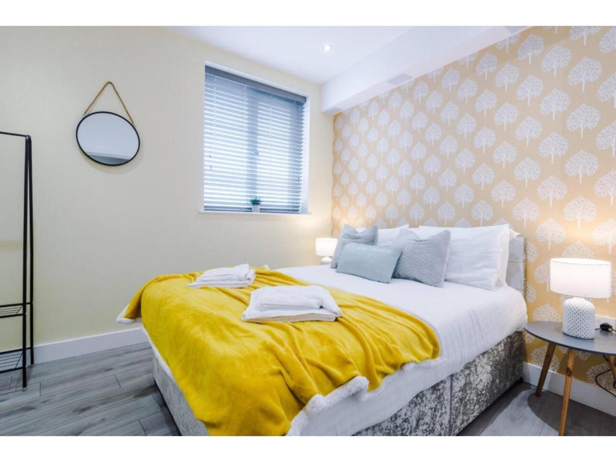 The Ecclesian Deluxe Apartments Near Trafford Centre Eccles Train Station Манчестър Екстериор снимка
