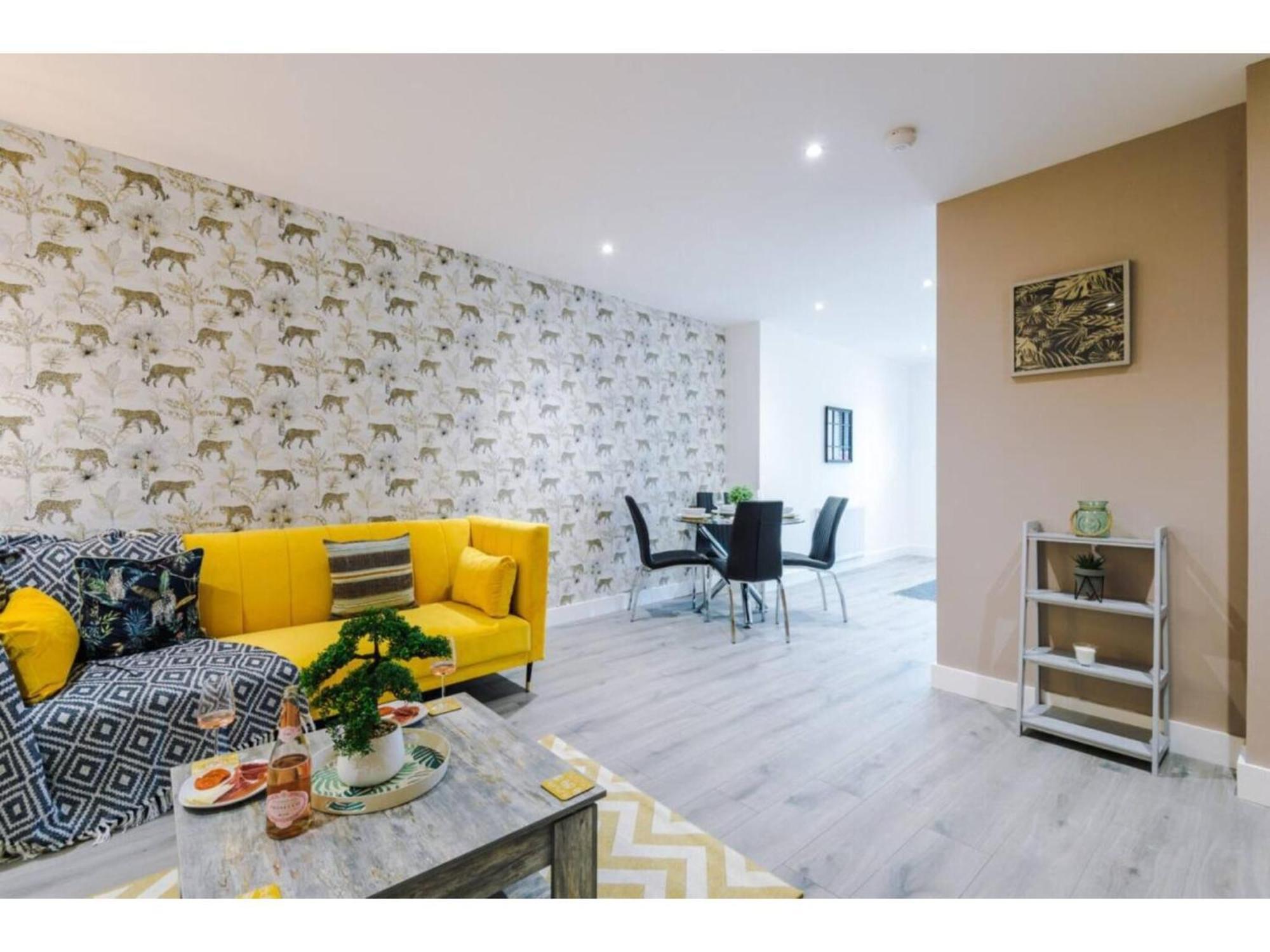 The Ecclesian Deluxe Apartments Near Trafford Centre Eccles Train Station Манчестър Екстериор снимка